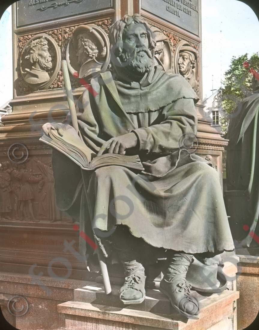Skulptur von Jan Hus | Sculpture of Jan Hus - Foto foticon-simon-150-004.jpg | foticon.de - Bilddatenbank für Motive aus Geschichte und Kultur
